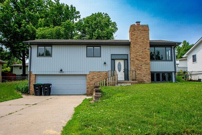 Primary Photo - SPACIOUS 3 Bedroom / 2.5 Bath off 120th an...