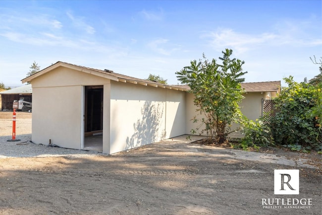 Building Photo - NEWLY REMODELED 3 bedroom home in Medford!