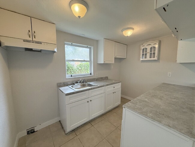 Building Photo - "Cozy 2-Bedroom Retreat in New Port Richey...