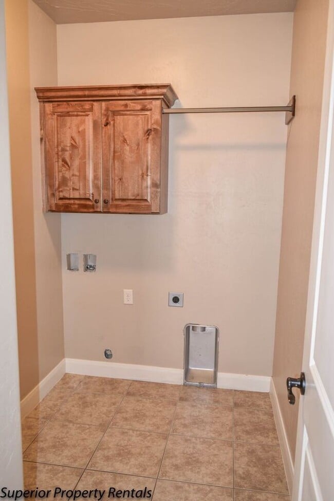 Building Photo - 4 bed, 2.5 bath duple unit w/2 car garage