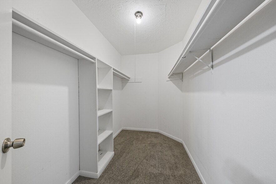 Building Photo - 10530 Rippling Fields Dr