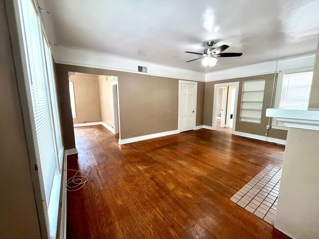 Building Photo - Move In Special! *LOCATION* Fabulous 1/1 with extra space ONE BLOCK off the St Mary's strip and c...