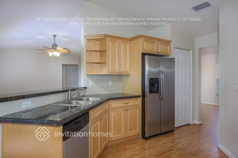 Building Photo - 833 SE Lansdowne Ave