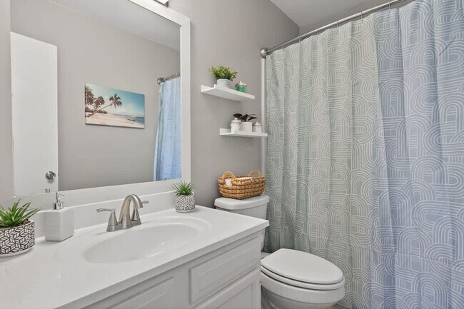 Building Photo - 1427 W Ocean View Ave