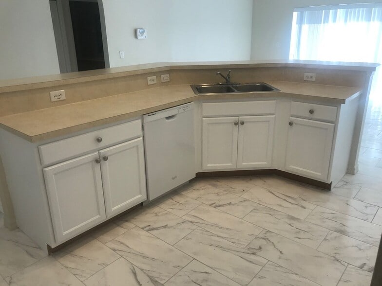 Building Photo - Available Now!!!. Huge 4 bedroom/Greenbriar Area.