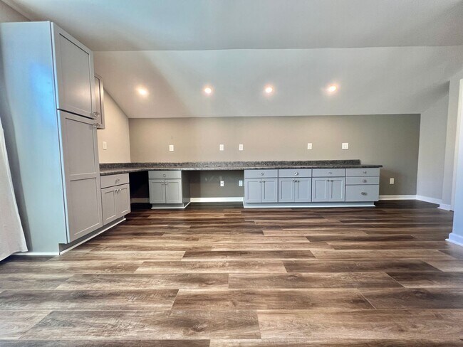 Building Photo - 4 Bed, 3 Bath w/ 2 Car Garage and Fenced Backyard