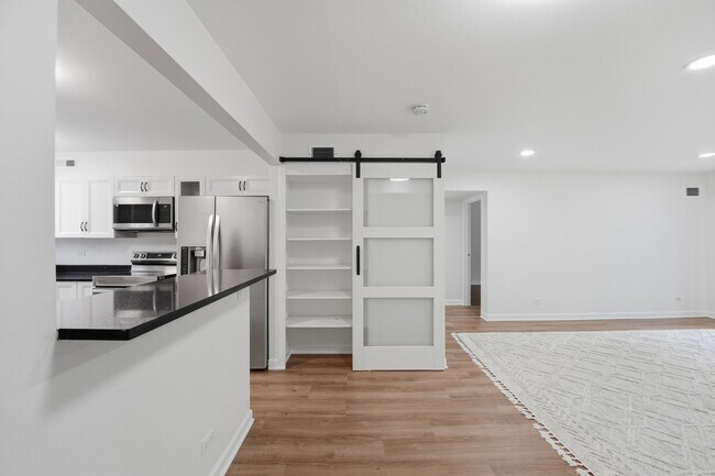 Building Photo - 9388 Bay Colony Dr