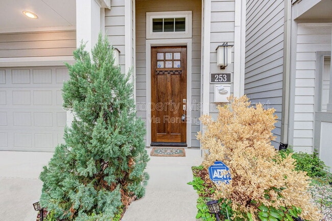 Building Photo - 253 W 27th St