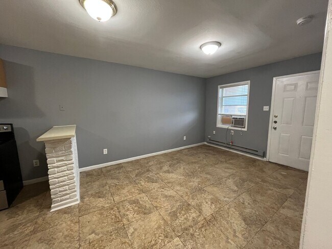 Building Photo - Two Bedrooms 1 Bath Unit at Sunnyside Duplexes