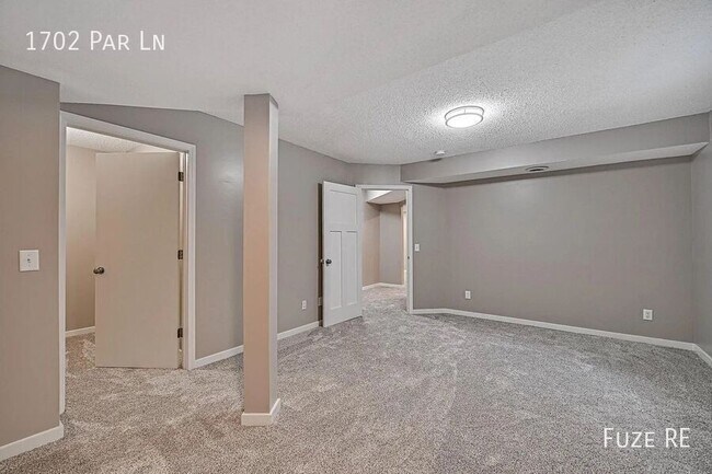 Building Photo - 1702 Par Ln