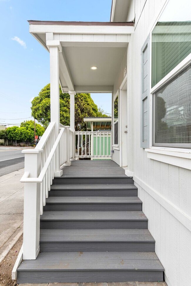 Building Photo - BRAND NEW HOME IN THE PLEASURE POINT AREA OF SANTA CRUZ. $3,750 Per Month
