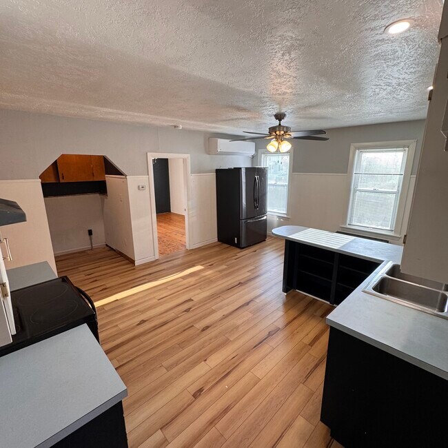 Building Photo - 230 Mechanic St