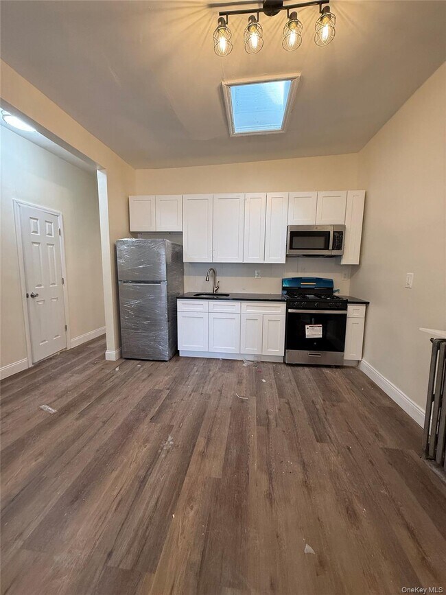 Building Photo - 60-81 70th Ave