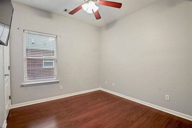 Building Photo - 2742 Oxmoor Way