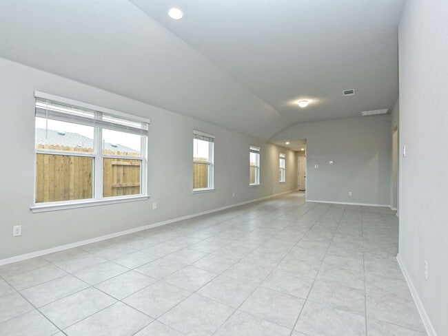 Building Photo - 3 BR / 2 BA - 1533 SF in Bastrop - Close t...