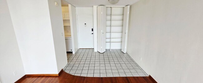 Building Photo - Large One Bedroom Unit- The Villa on Eaton Square #2412