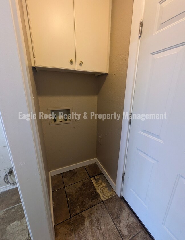 Building Photo - Tulsa House for Rent (3beds/2baths)