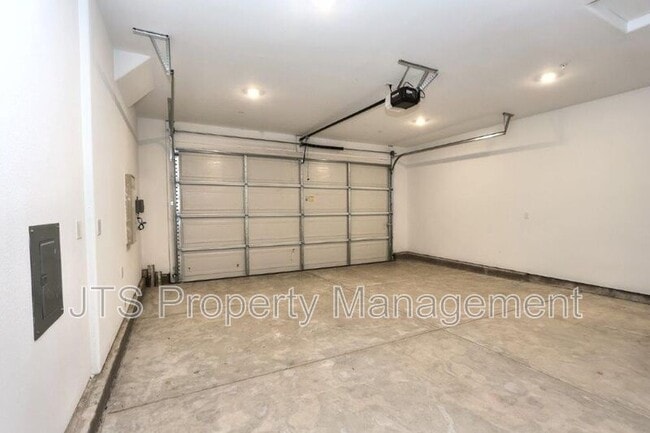 Building Photo - 3349 Hedgerow Ct