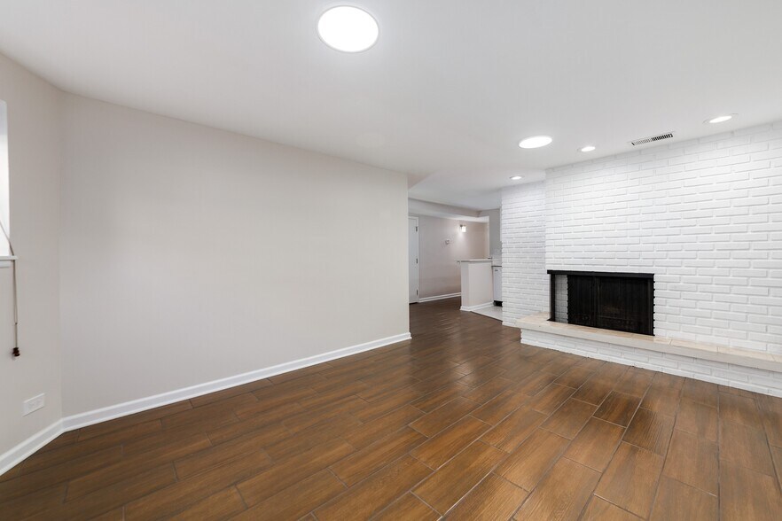 Building Photo - 2910 N Halsted St