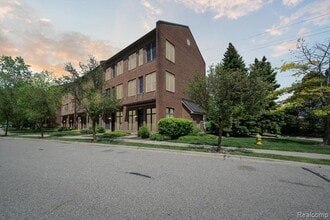 Building Photo - 537 Lewis St