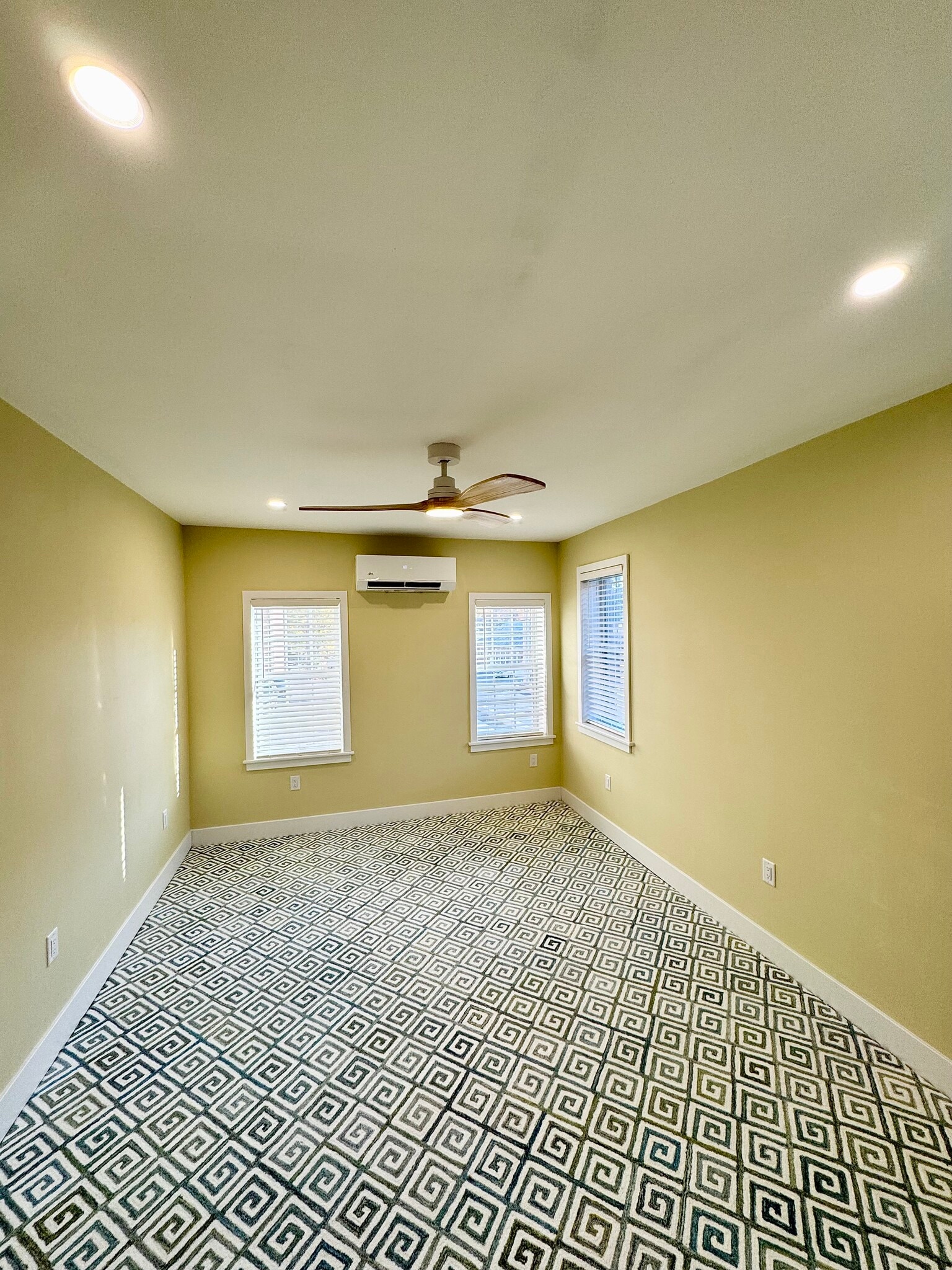 Bright and colorful living room space - 136 E King St
