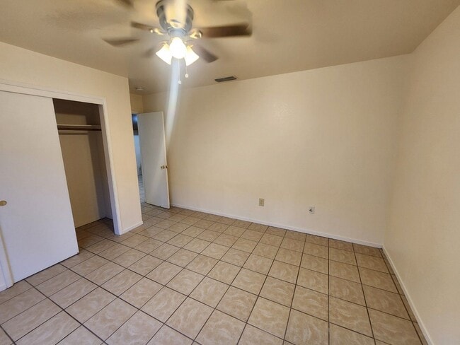 Building Photo - Cozy 1 Bedroom Apartment