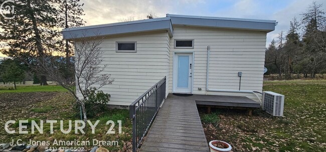 Building Photo - Spectacular Views in the Heart of Applegate Wine Country