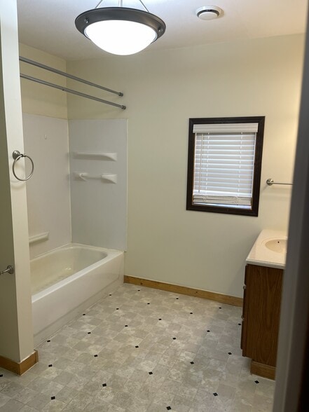 Building Photo - 1048 Caldwell Ave