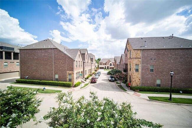 Building Photo - 2745 Troutt Dr