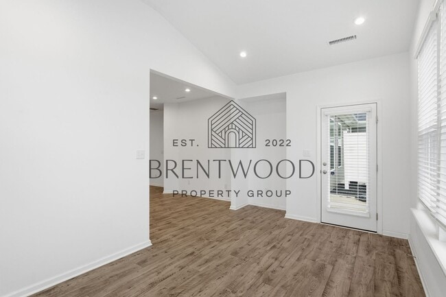 Building Photo - 3 Bed/3 Bath Home with Sunroom in Miller’s Walk – Noblesville