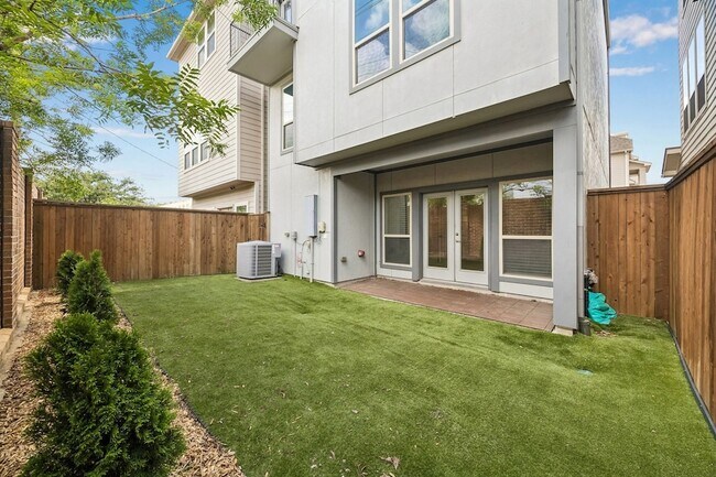Building Photo - 1704 Oak Leaf Pass Dr