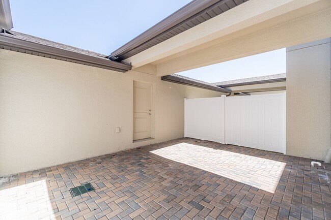 Building Photo - Beautiful Energy Efficient 3/2.5 Townhome ...