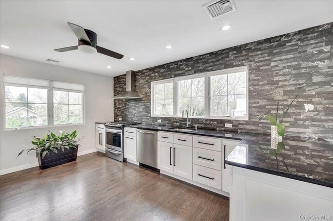 Building Photo - 10 Sandhage Dr