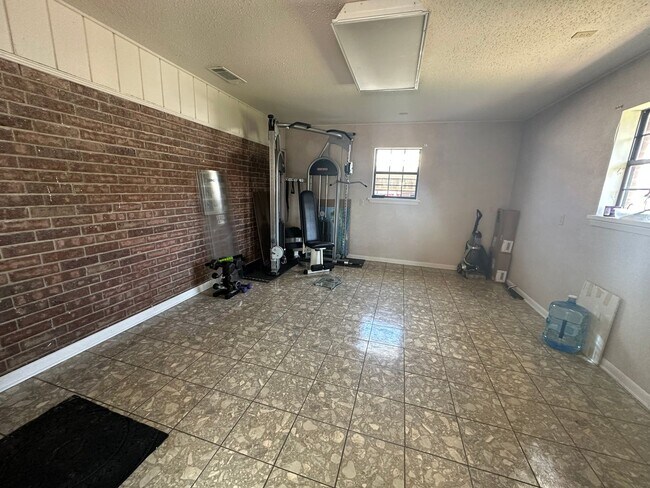Building Photo - Beautiful South Bossier Home with Sunroom!