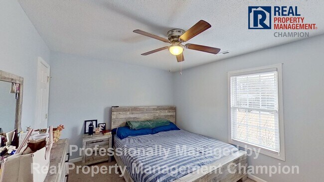 Building Photo - Adorable 3 BD/ 1.5 BA Home with Attached Garage and Large Fenced Yard