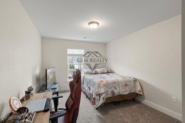 Building Photo - 102 Monroe St