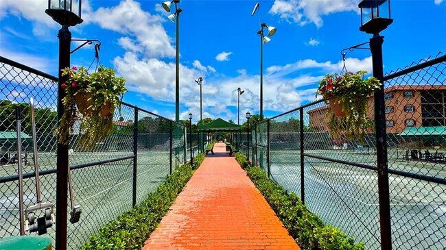 Building Photo - 670 Tennis Club Dr