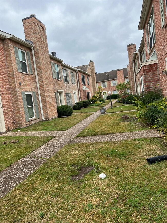 Building Photo - 84 W Park West Dr