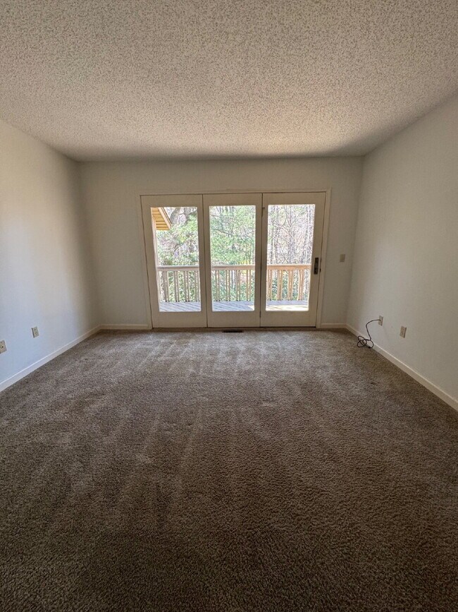 Building Photo - "Charming 2-Bedroom Condo with Cozy Fireplace in Hendersonville – 1603 Sq Ft of Comfort!"