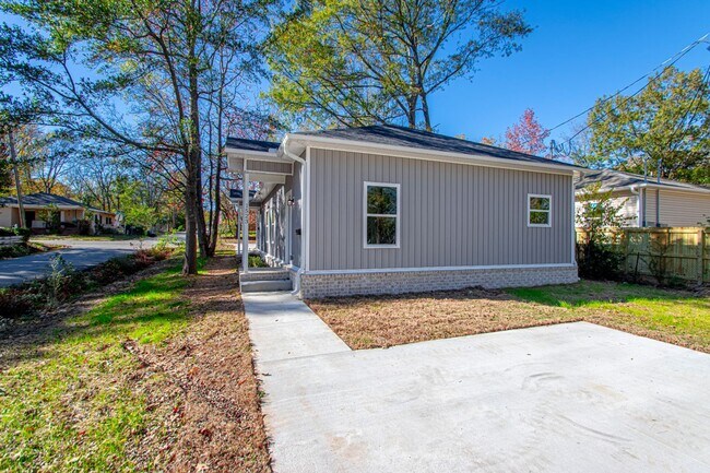 Building Photo - 1523 S Cedar St