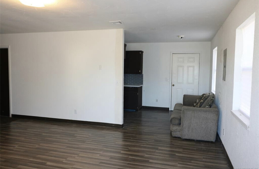 Living room/dining room - 305 W Adler Ave