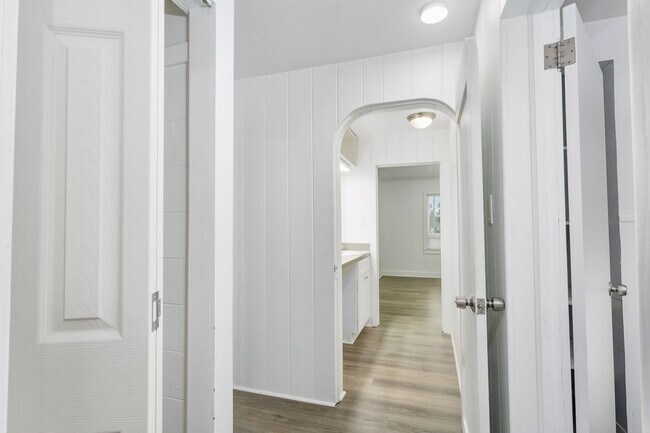 Building Photo - 2BR Upstairs Unit with Mountain Views & Private Yard – Tacoma Living at Its Best