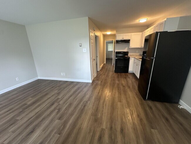 Building Photo - 2 bed 1 bath fully renovated