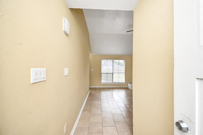 Building Photo - 2614 Village Cir Dr