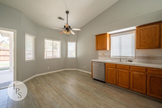 Building Photo - 753 Applegate Ave