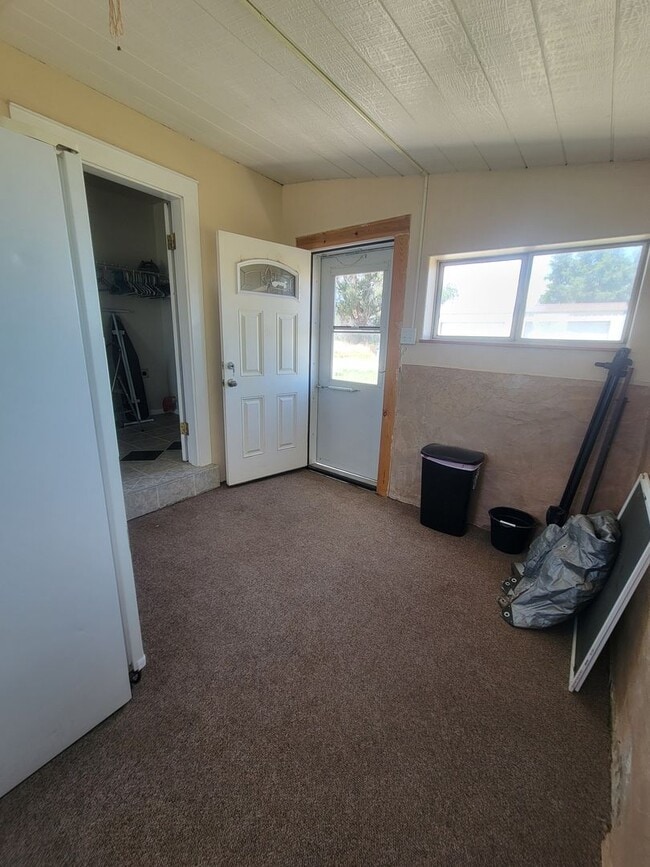 Building Photo - ALL PROSPECTIVE TENANTS MUST SUBMIT A $58 NON-REFUNDABLE APPLICATION FEE PER APPLICANT ONLINE AND...