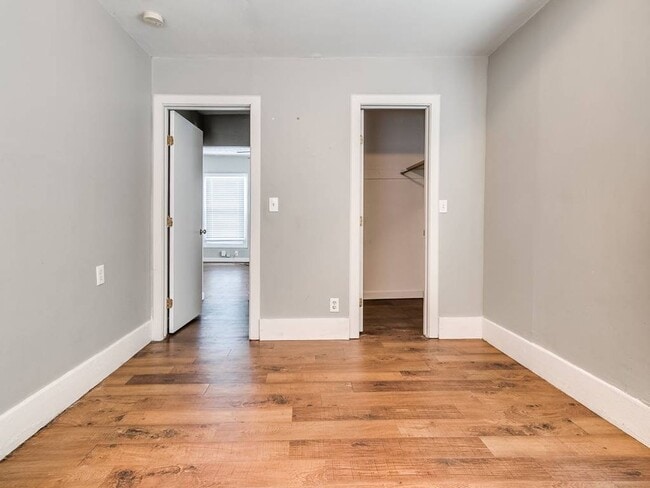 Building Photo - Cute Duplex - Upper Unit!