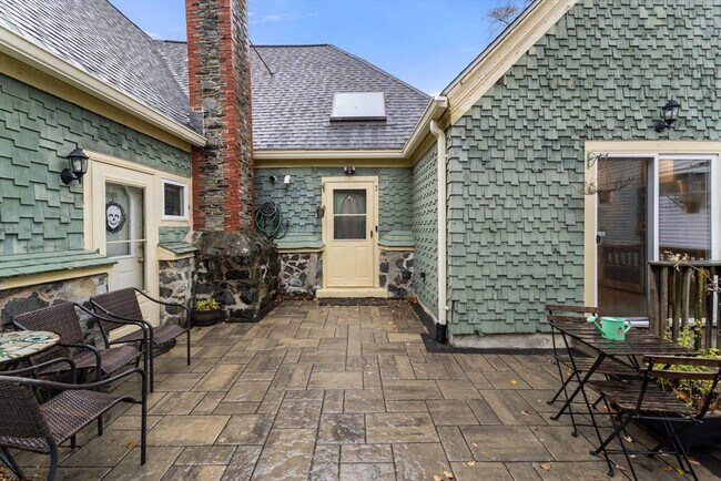 Building Photo - 890 Winthrop Ave