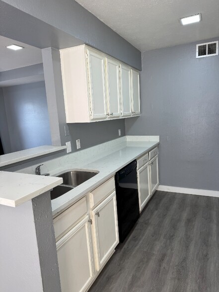 Building Photo - 5414 Lakeview Pkwy