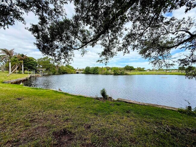 Building Photo - 465 SE Naranja Ave